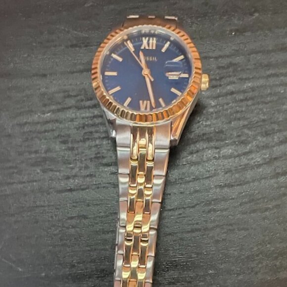 Women's Fossil Watch - NWT - Picture 2 of 2